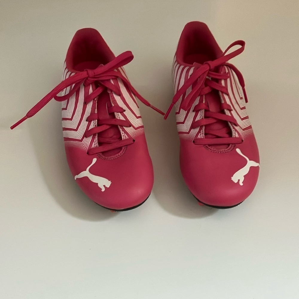 PUMA Kids’Tacto ll FG/AG Jr Soccer Cleats in Pink and White. Size 3.5. Preowned